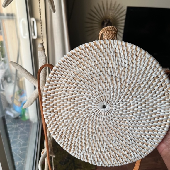 Round Rattan woven crossbody purse - Picture 3 of 6